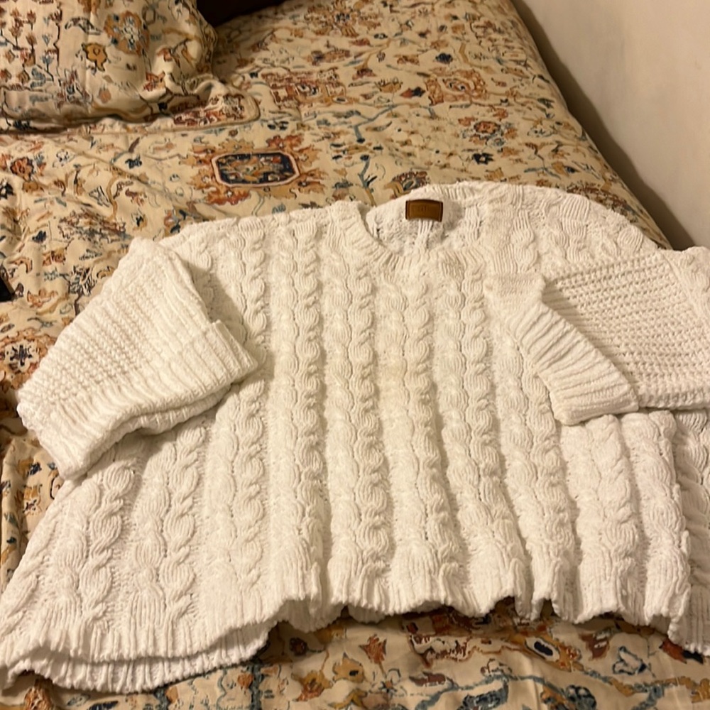 Oversized Pol sweater in white. Great condition!